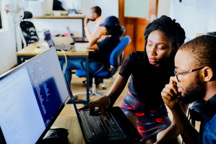 Estudiantes trabajando en proyectos tecnológicos en equipo
