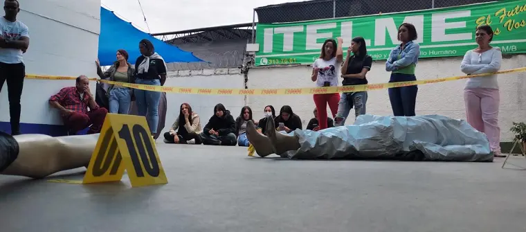 Estudiantes en una práctica de escena del crimen con marcadores de evidencia