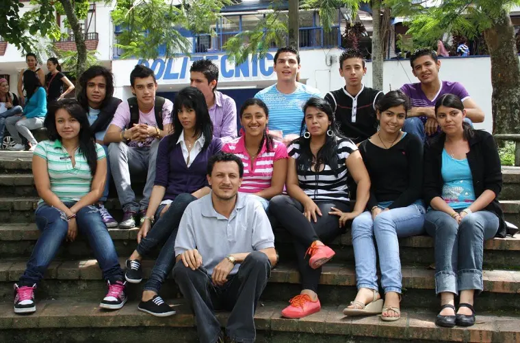 Grupo de estudiantes sonriendo en las escalinatas de la sede