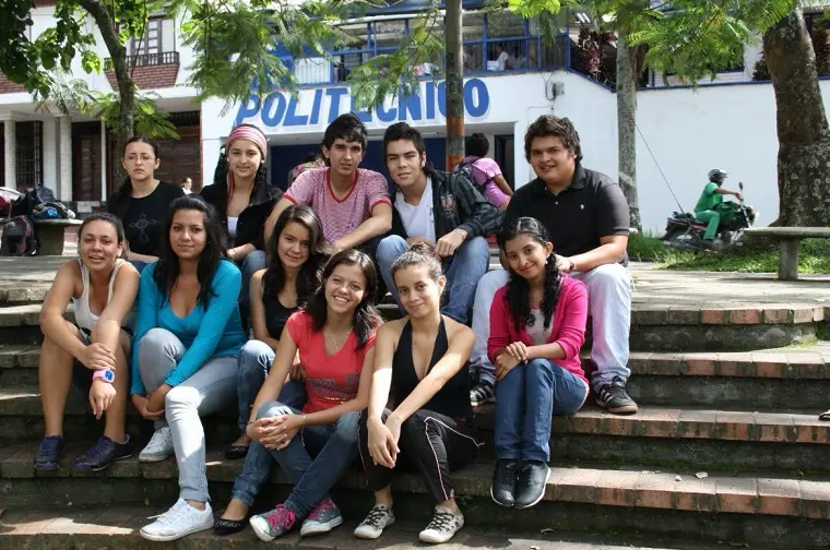 Estudiantes sentados en las escalinatas frente al Politécnico