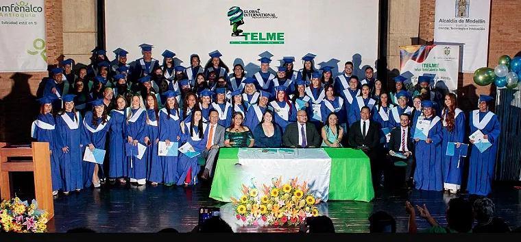 Graduados de ITELME con toga azul en el escenario durante su ceremonia de grado