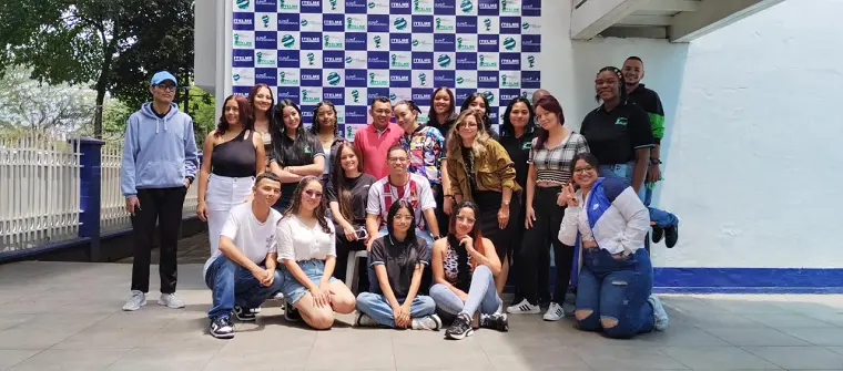 Grupo de estudiantes posando frente a un pendón institucional