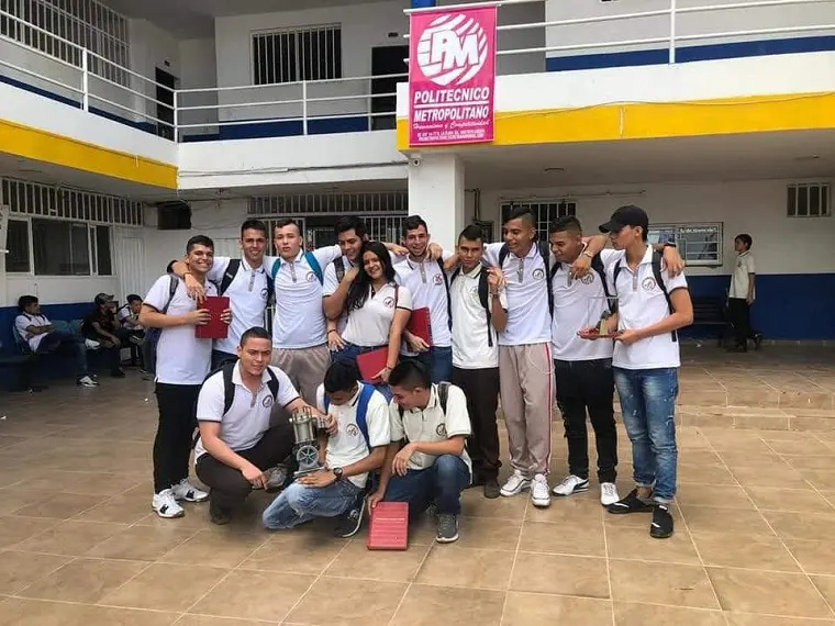 Estudiantes con camiseta institucional en el patio de la sede