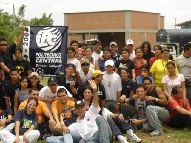 Gran grupo de estudiantes con el pendón del Politécnico Central
