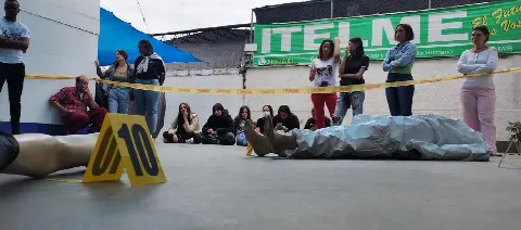 Estudiantes en una práctica de escena del crimen con marcadores de evidencia