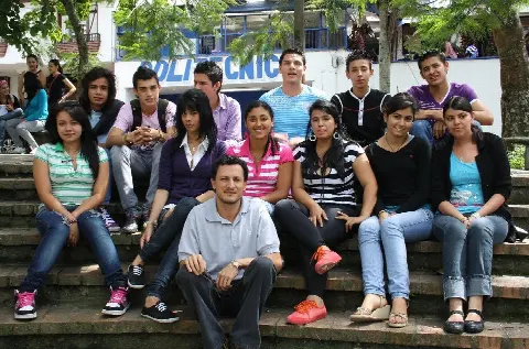 Grupo de estudiantes sonriendo en las escalinatas de la sede