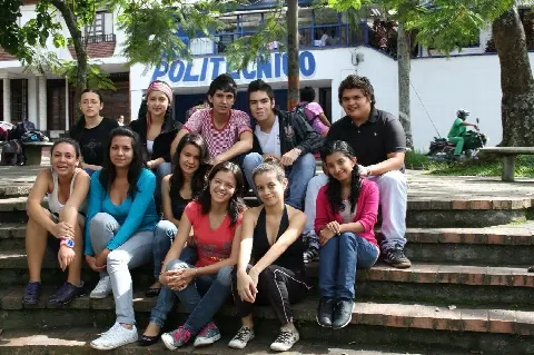 Estudiantes sentados en las escalinatas frente al Politécnico