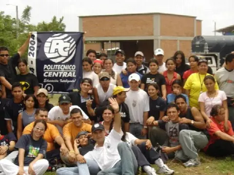 Gran grupo de estudiantes con el pendón del Politécnico Central